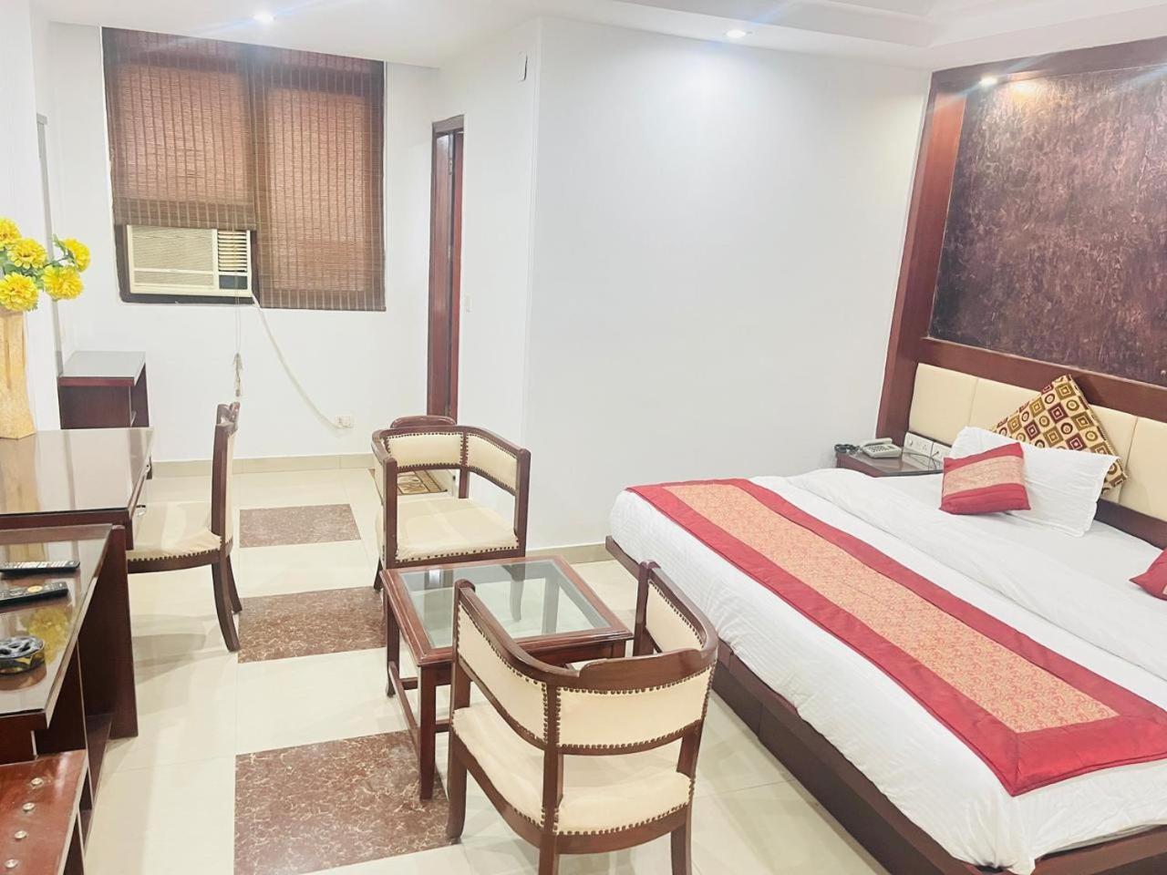 Rama Inn, Station
