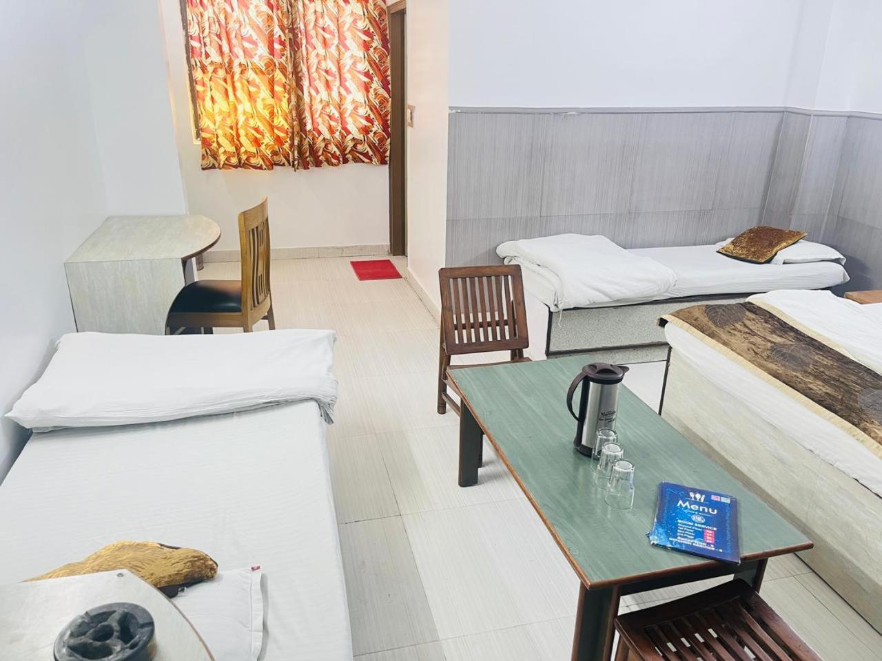 Hotel Rama Inn, Station