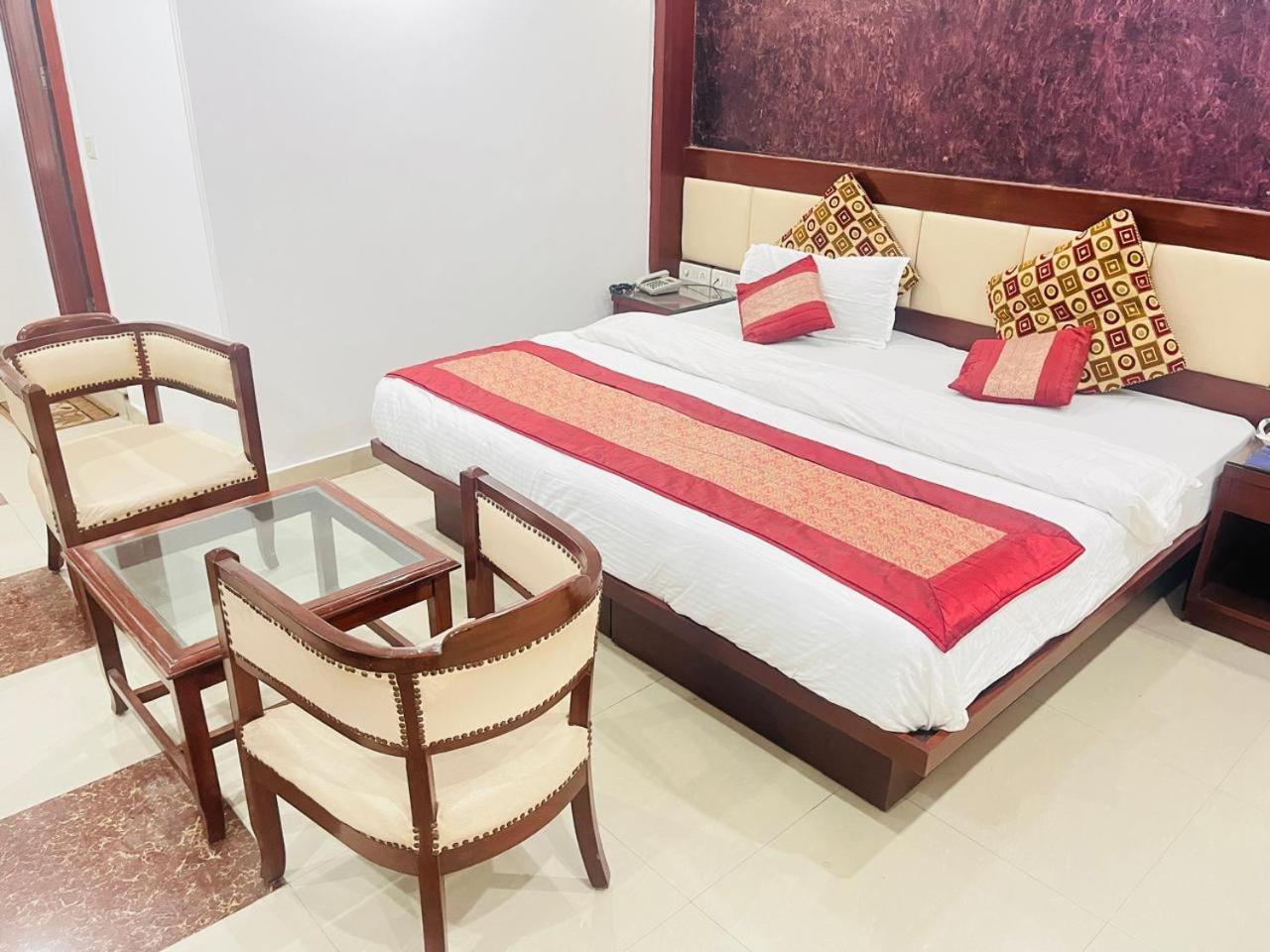 Hotel Rama Inn, Station