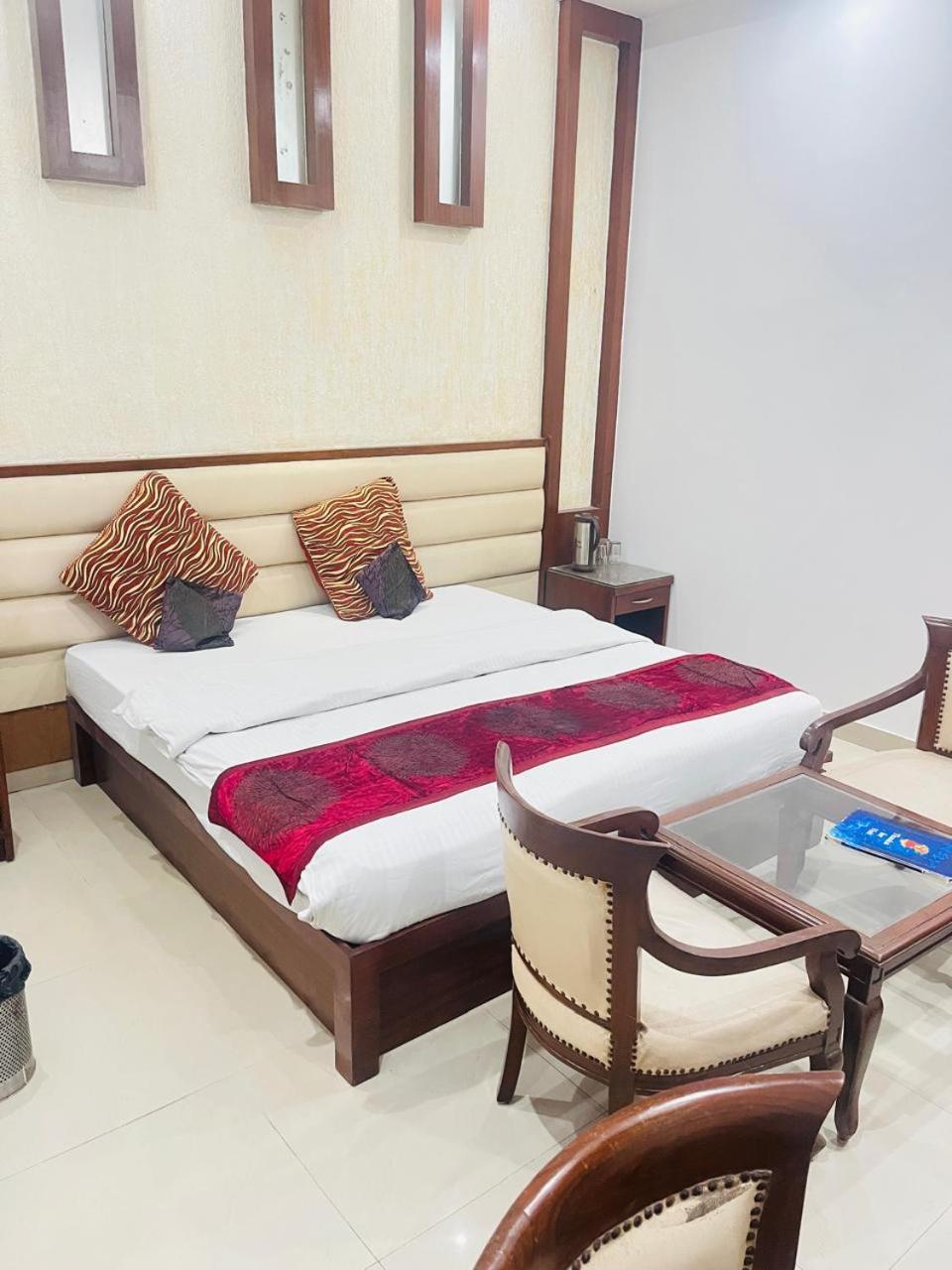Rama Inn, Station
